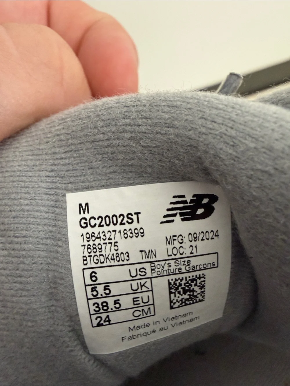 New Balance women’s boys